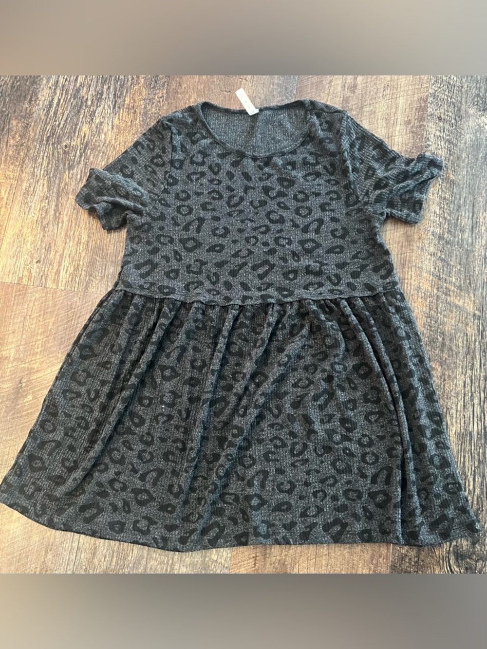 mts Women’s Dark Gray Leopard Print Short Sleeve shirt